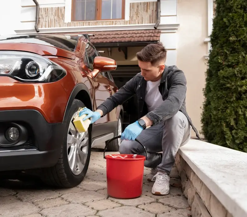 Lavage auto à domicile Champagnac-la-Rivière : professionnel intervenant sur un véhicule